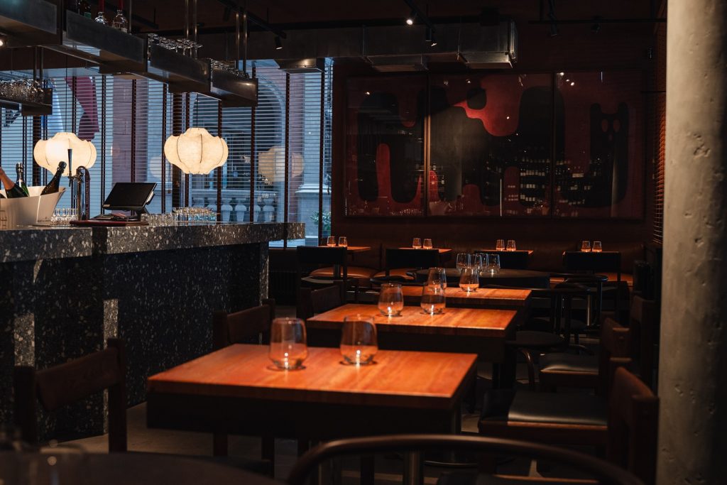 Vīna Studijas Splendid tumšais interjers