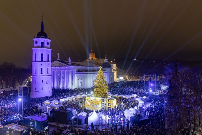 Cilvēki svin ziemassvētkus Lietuvā