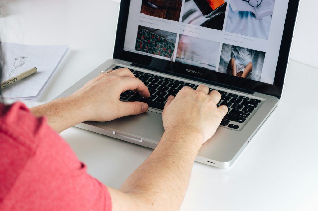 Cilvēks meklē bildes internetā uz datora