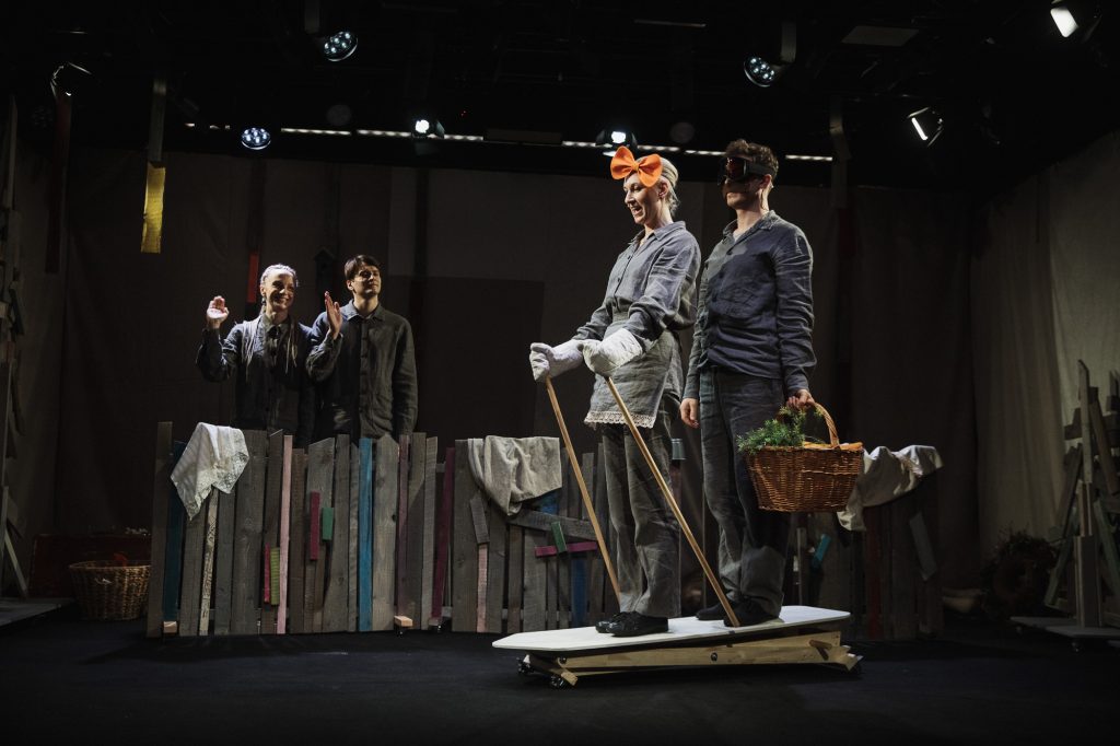 Latvijas Leļļu teātra izrāde "Pēc eglītes"