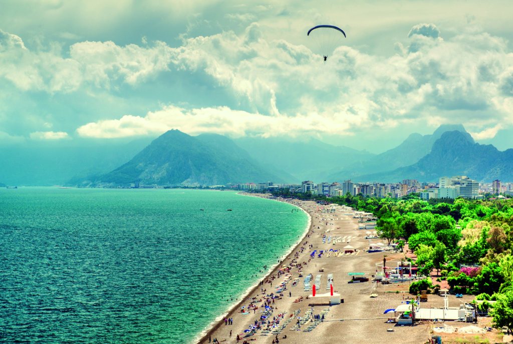 Lidojums pār pludmalei ar parašūtu