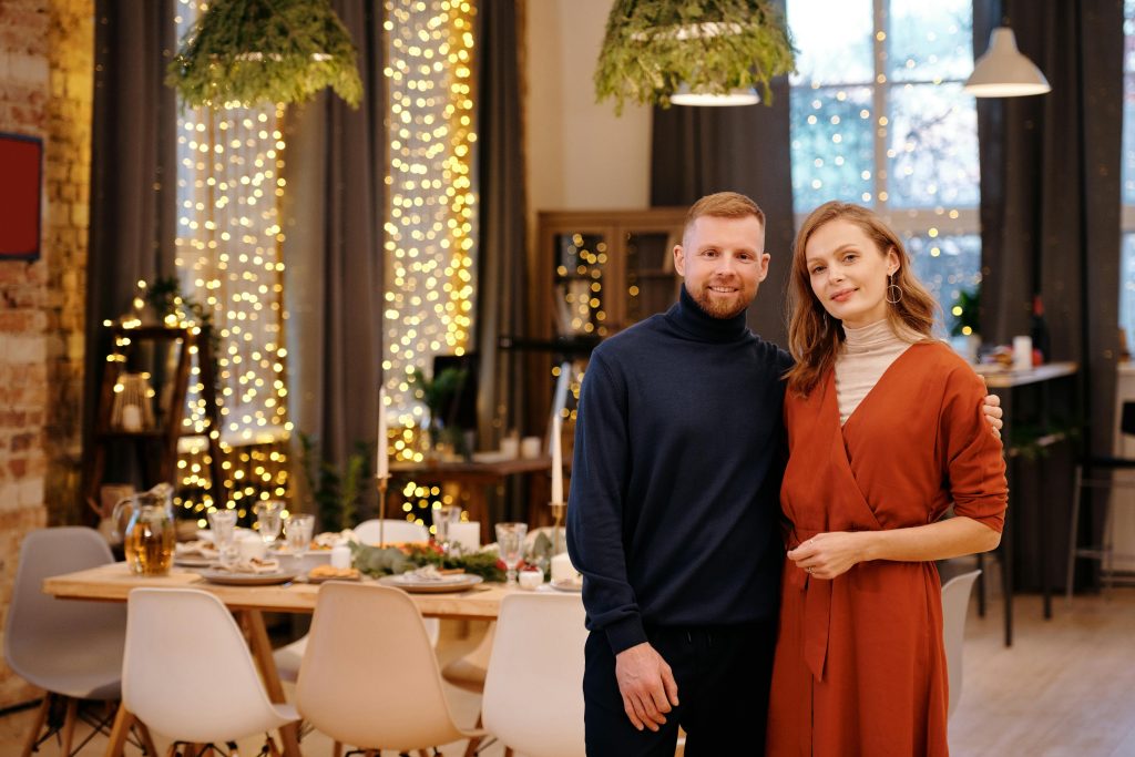 Pāris smaida Jaunā gada svinībās
