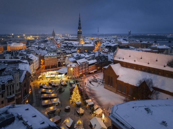 Panorāmas skats uz Vecrīgu ziemā vakarā