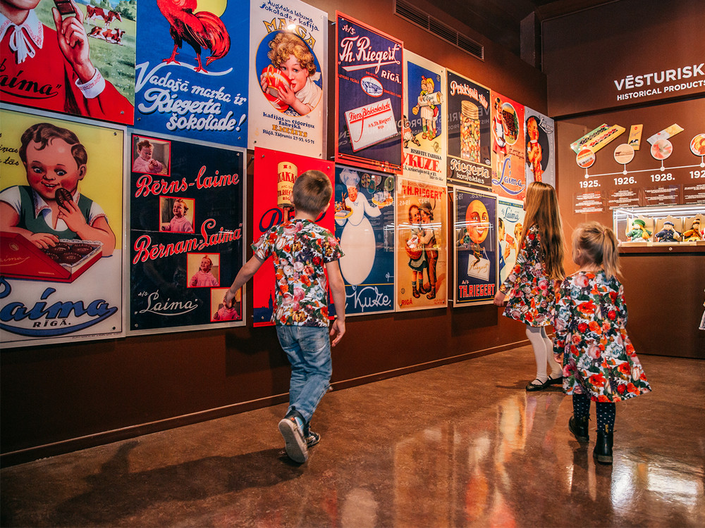 Bērni skatās ekspozīciju šokolādes muzjā Laima