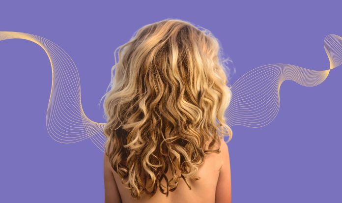 Sieviete ar blondiem, vilņainiem matiem uz violeta fona