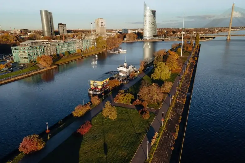 Panorāmas skats uz AB dambi Klīversalā Rīgā