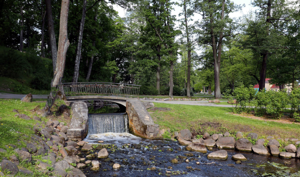 Tilts pāri upei Arkādijas parkā Pārdaugavā
