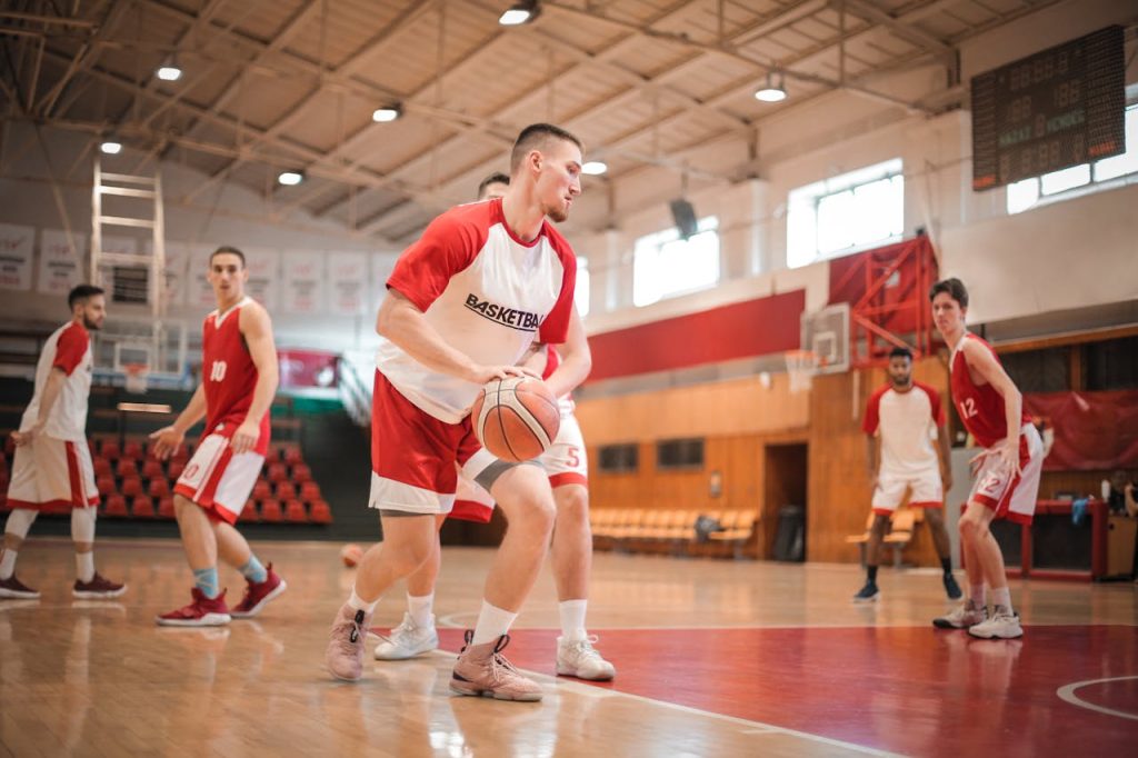 Vīrieši iesildas pirms basketbola spēles