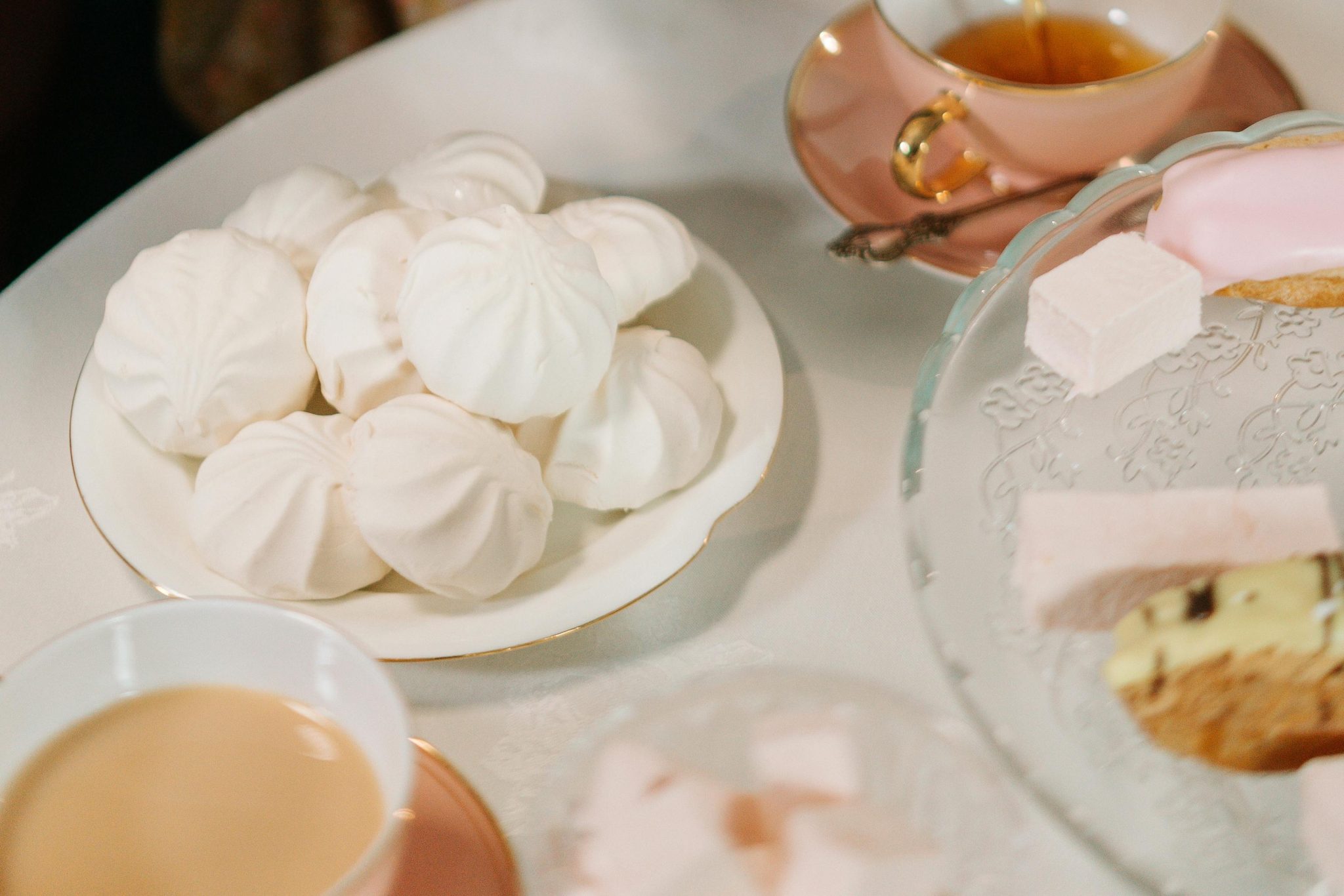 Balti bezē cepumi uz šķīvja