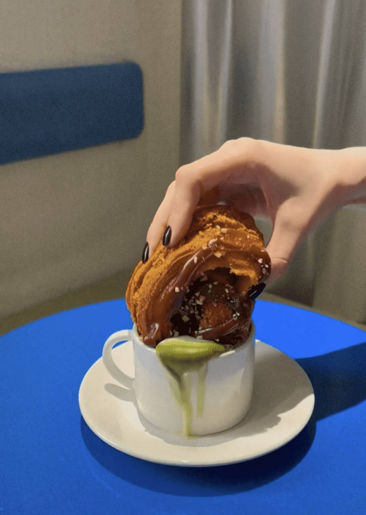 Kanēļu maizīte un matcha tēja
