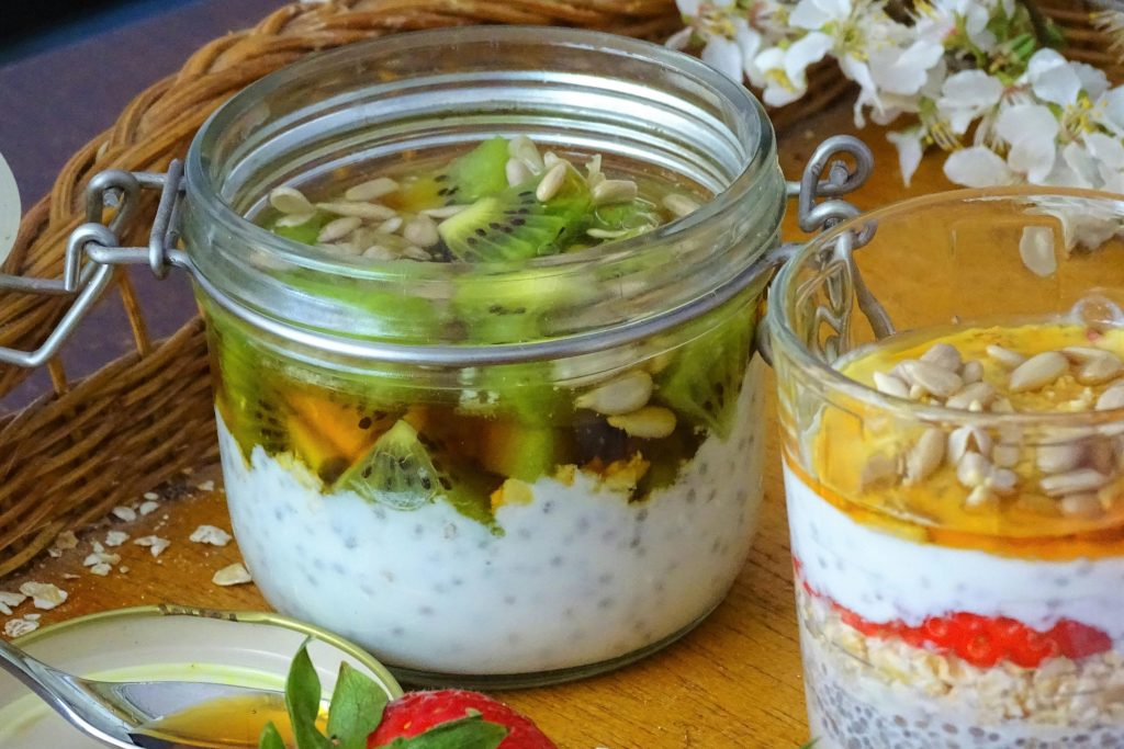 čia sēklu pudiņi ar ogām