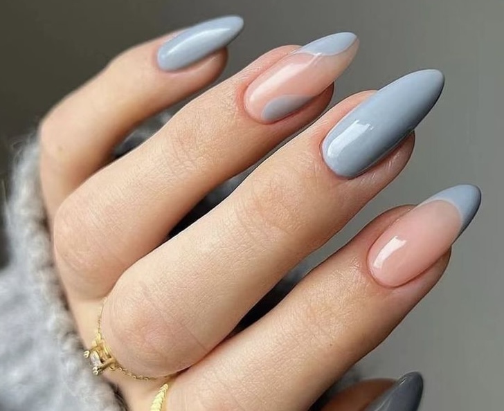 Gaiši pelēks nagu dizains gariem nagiem