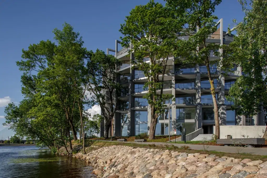 Klīversalas kvartāls pie Daugavas vasarā