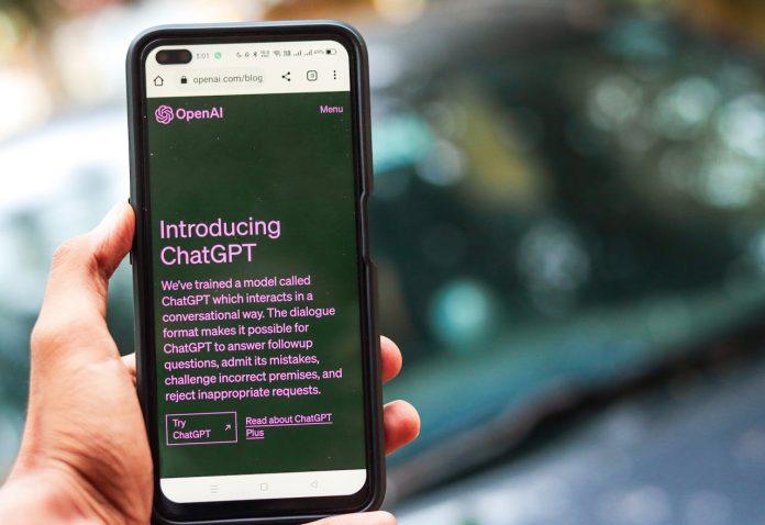 Mobīlā versija ChatGPT: cilvēks tur telefonu ārā