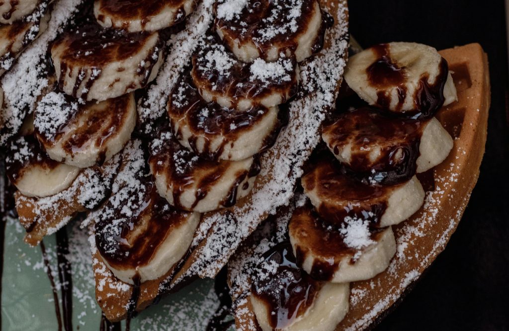 Pankūkas ar šokolādes krēmu un banāniem