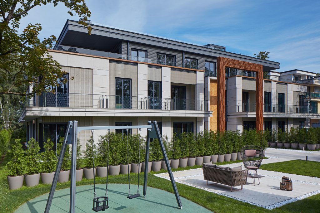 Bērnu rotaļu laukums pie jaunām ēkām