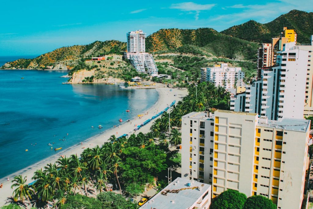 Ēkas pludmales tuvumā Santa Marta Kolumbijā