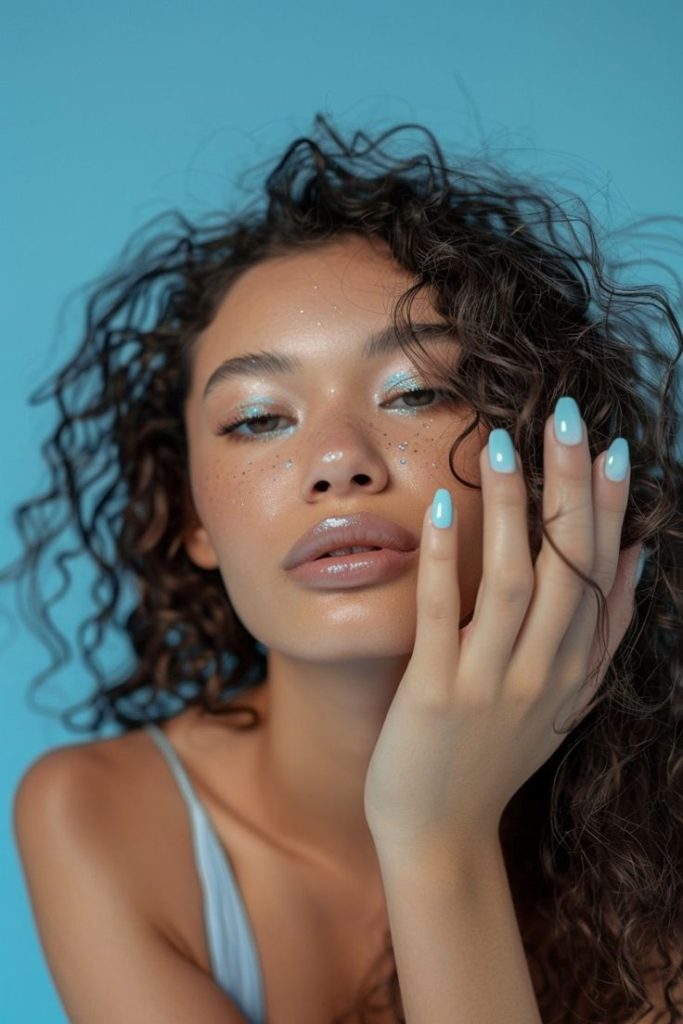 Sieviete ar gaiši zilu manikīru