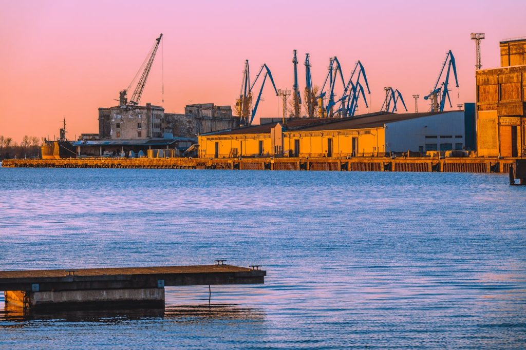 Skats uz Andrejsalas ostu saulrieta laikā