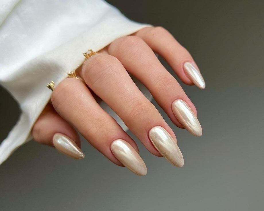 Spīdīgi, gaiši dzelteni gēla nagi