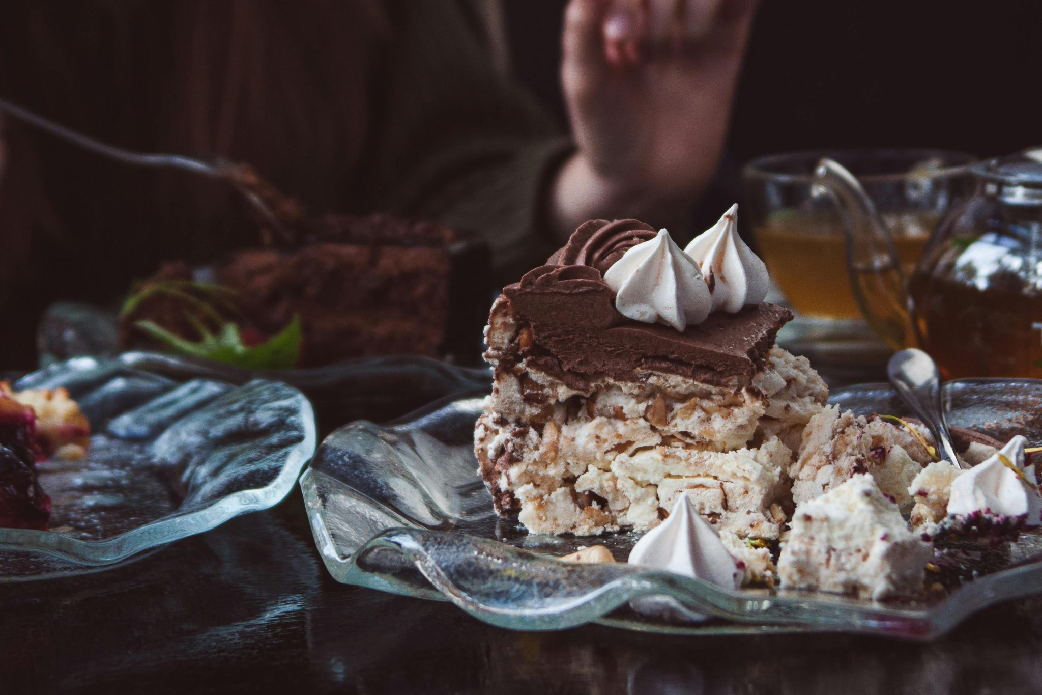 Brūns tortes gabals uz šķīvja