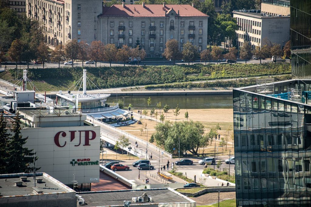 Viļņas pilsētas ainava ar skatu uz Neris upi