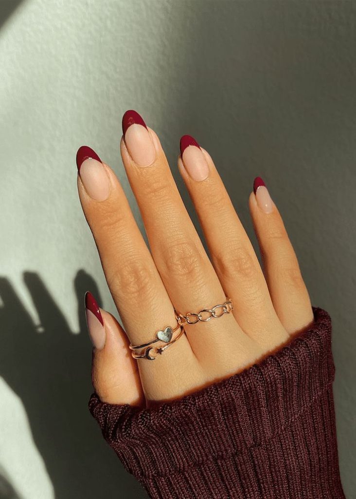 Vīna sarkans fanču manikīrs