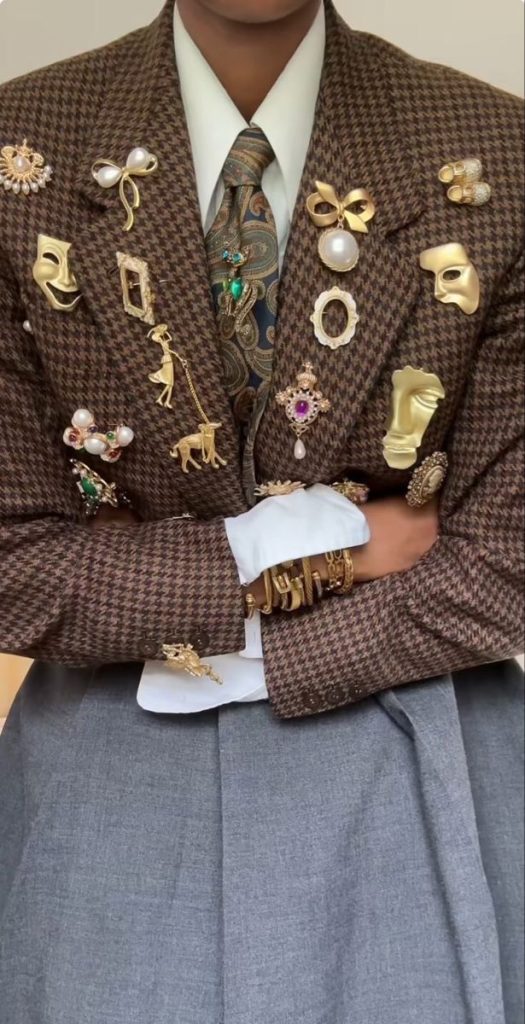 Apģērbs ar zelta brošām un piespraudēm