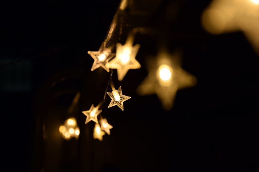 Zvaigznes LED lampiņas pakarinātas