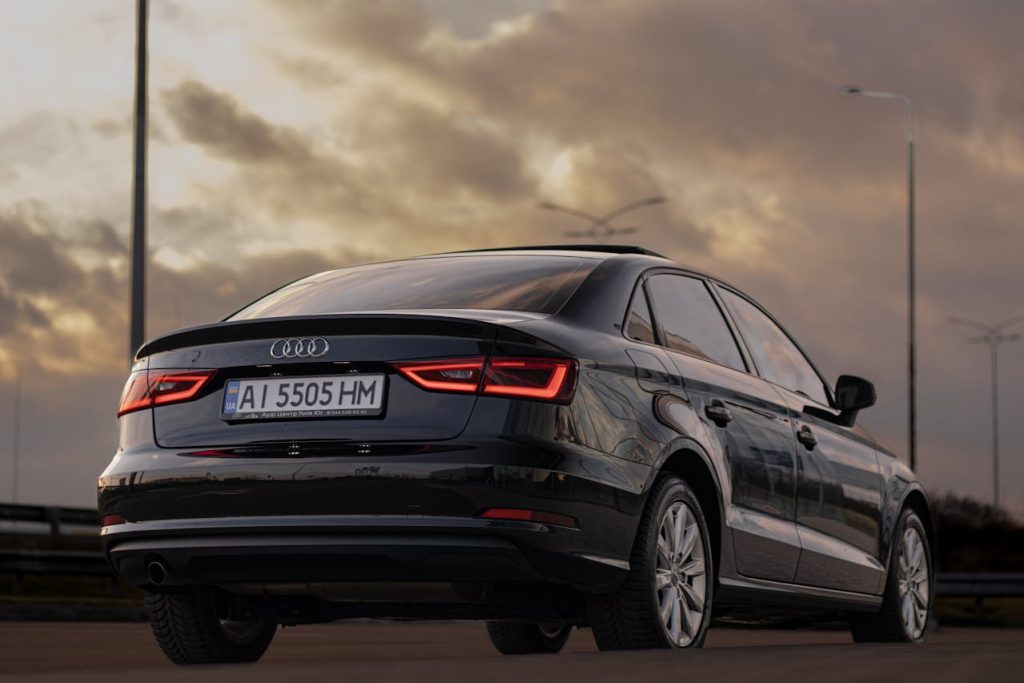 Jauna Audi mašīna tumši pelēkā krāsā