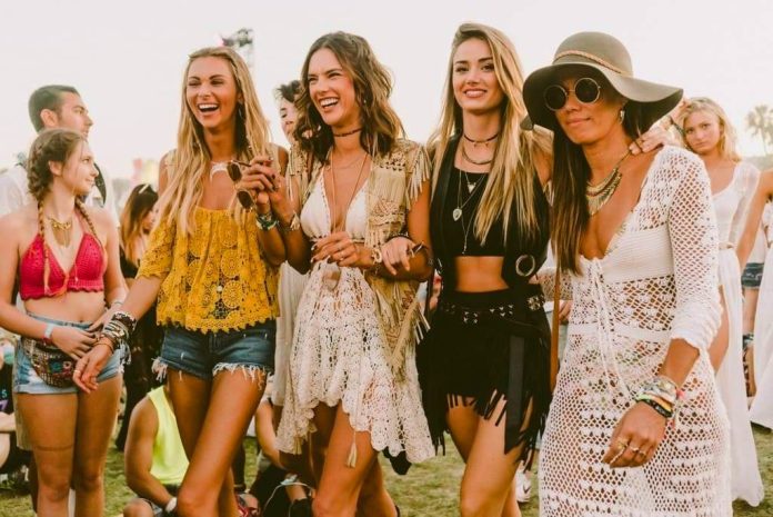 Boho stils apģērbā, meitenes 70. gadu stilā ģērbušās.