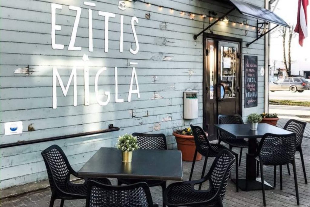 Ezītis miglā teikā āras terase