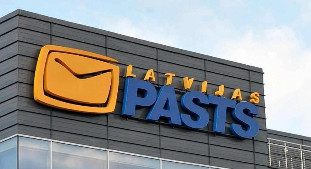 Zīme Latvijas pasts uz ēkas sienas