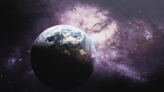 Planēta zeme uz tumši violeta fona, skatā no kosmosa