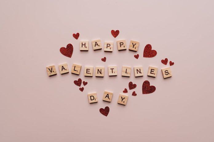 Laimīgu Valentīndienu Teksts uz rozā virsmas