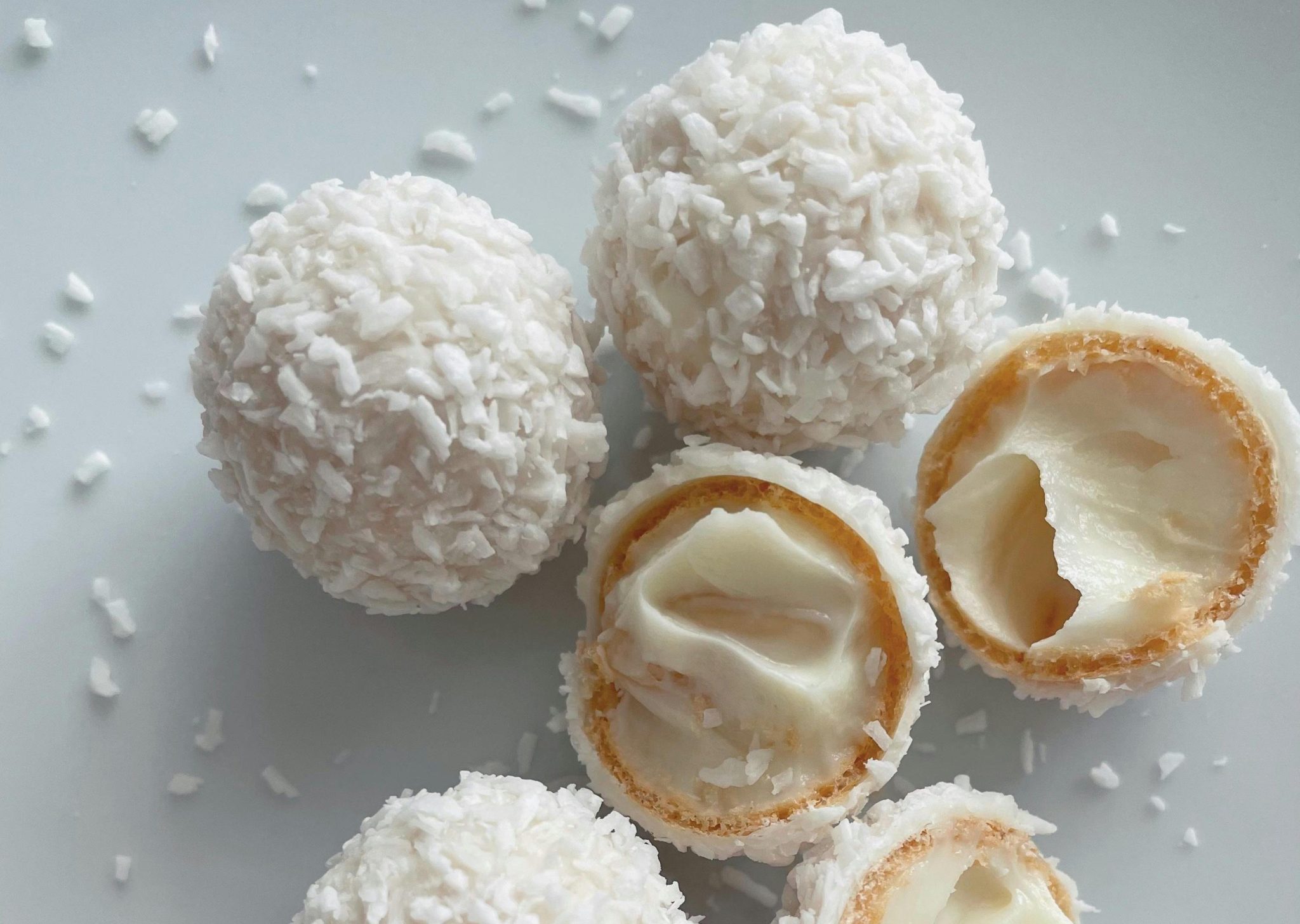 Baltas trifeles ar kokosriekstu skaidiņām