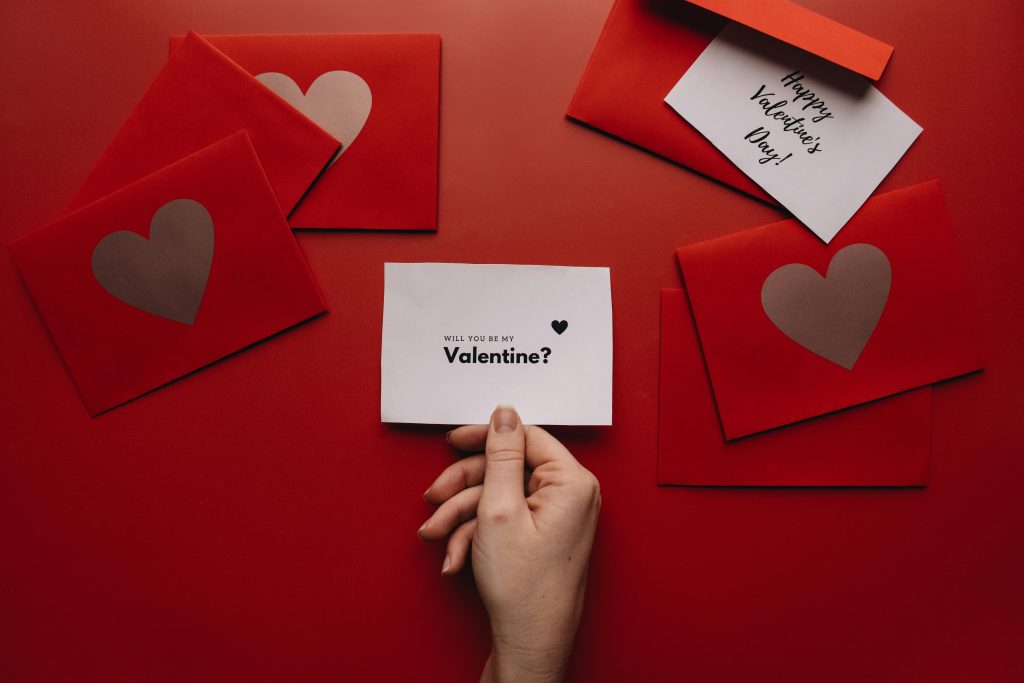 Sieviete tur Valentīndienas kartīti