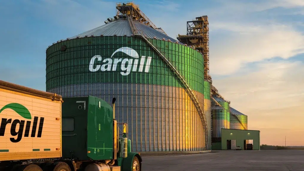 Kravas mažīna nostājusies pie "Cargill" rūpnīcas
