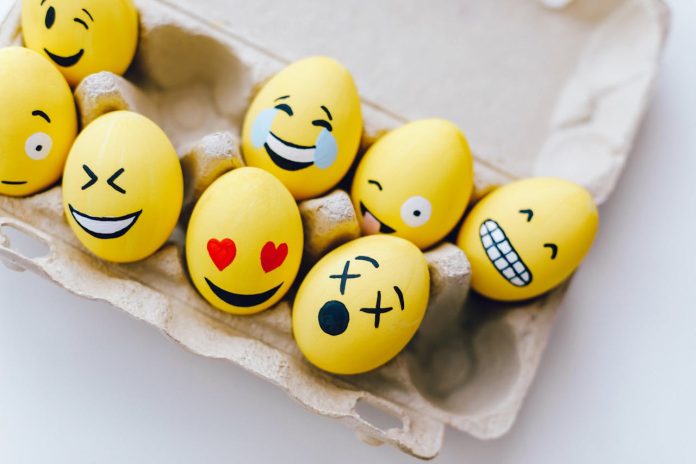 kaste ar dzeltenām olām ar emoji sejām