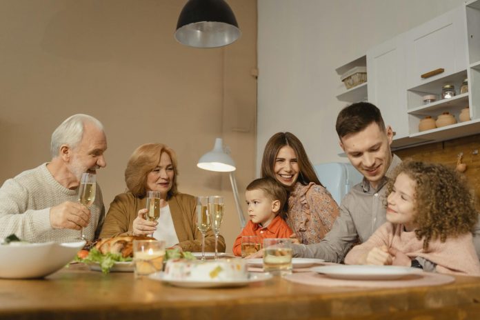 Ģimene ēd kopā pie galda vakariņas