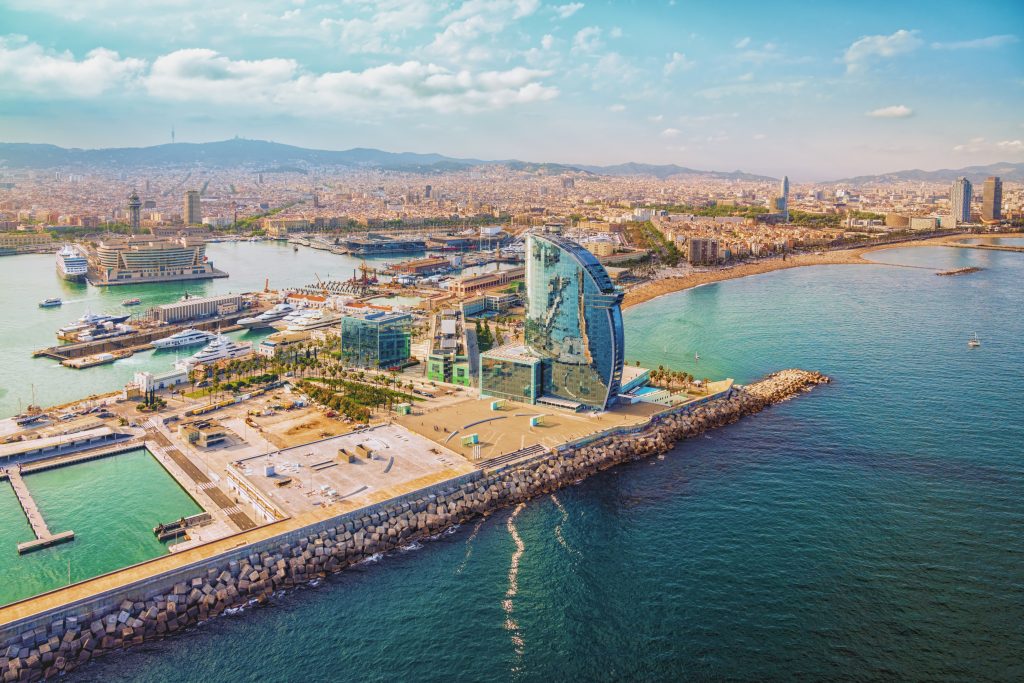 Barselonas panorāmas skats uz pilsētu, Pludmale Spānijā