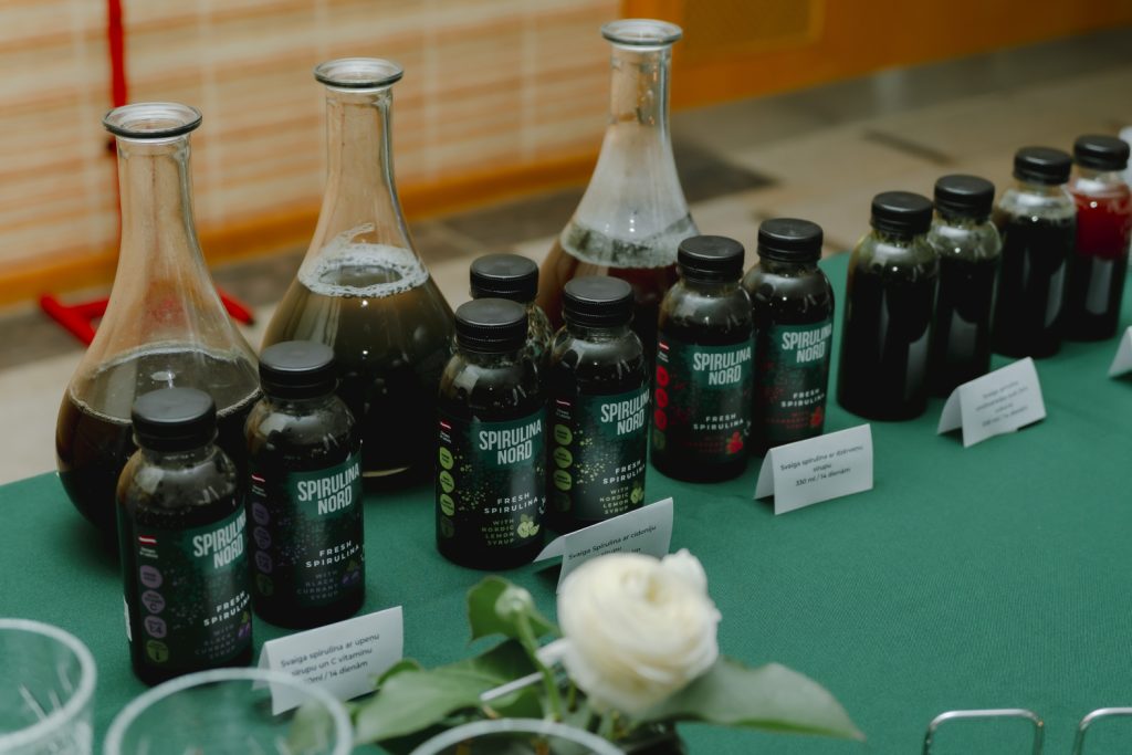 SpirulinaNord dzērieni ar dažādām garšām uz galda