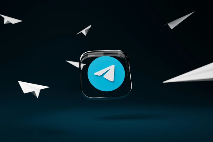 Telegram ikona, jeb logo uz melna fona