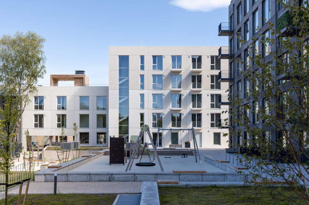 Viesturdārzs dzīvojamā kompleksa iekšpagalms un bērnu rotaļu laukums