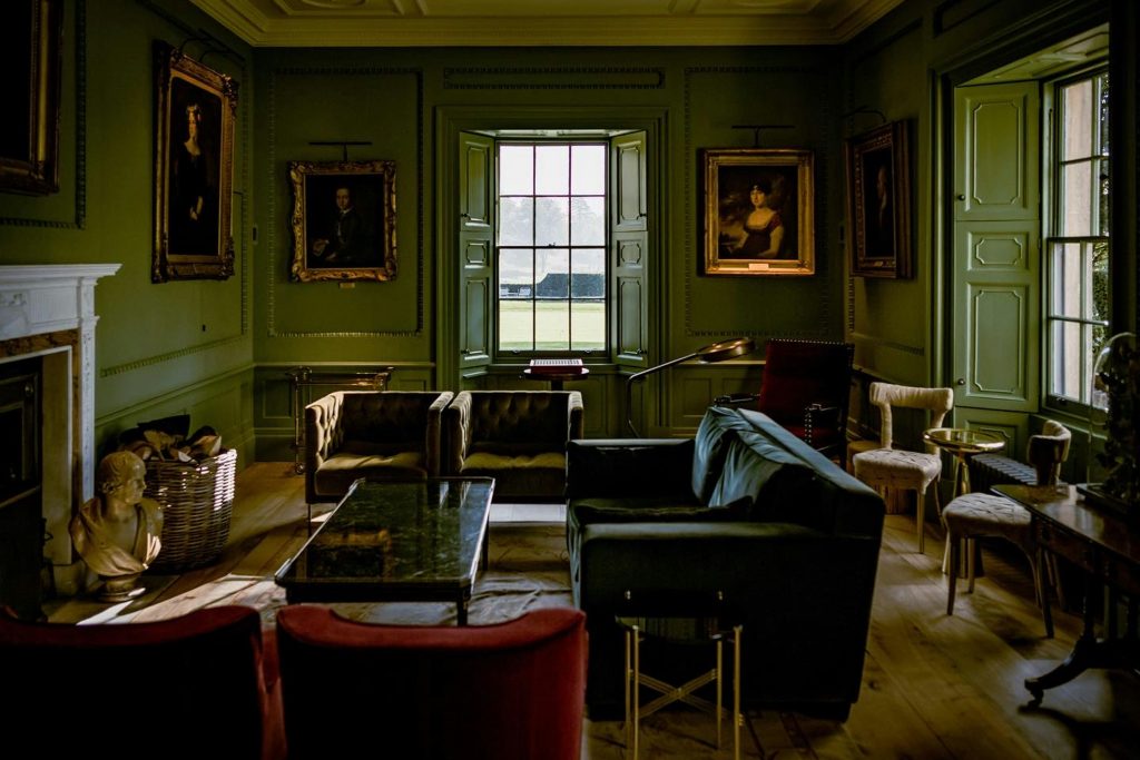 Burgundy krāsā krēsli viesistabā.