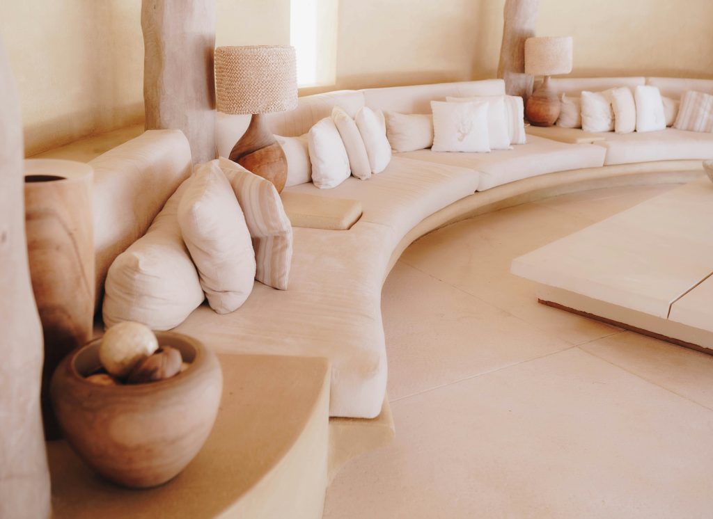 Desert Terracotta krāsā dīvāns.