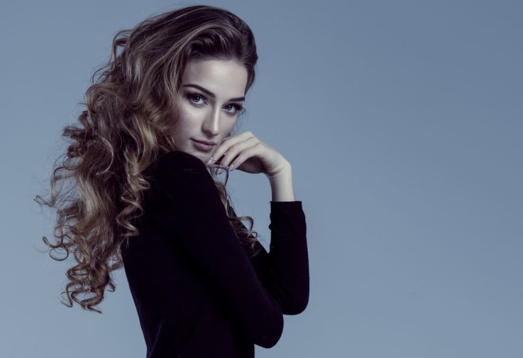 Brūna matu krāsa ar gaišākām sķipsnām.