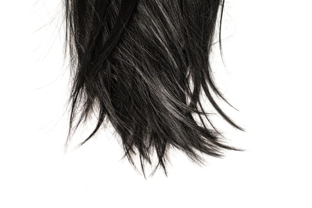 Brūni mati ar pelēkām šķipsnām.