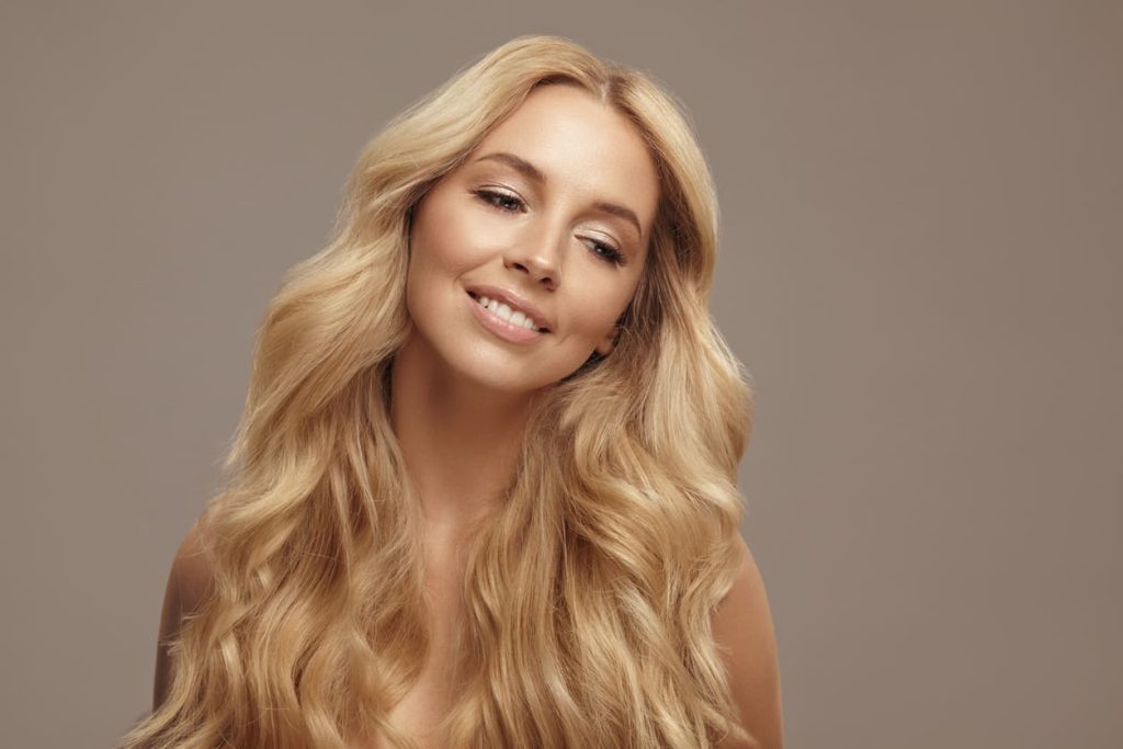 Sieviete ar medus dzeltenu matu krāsu.