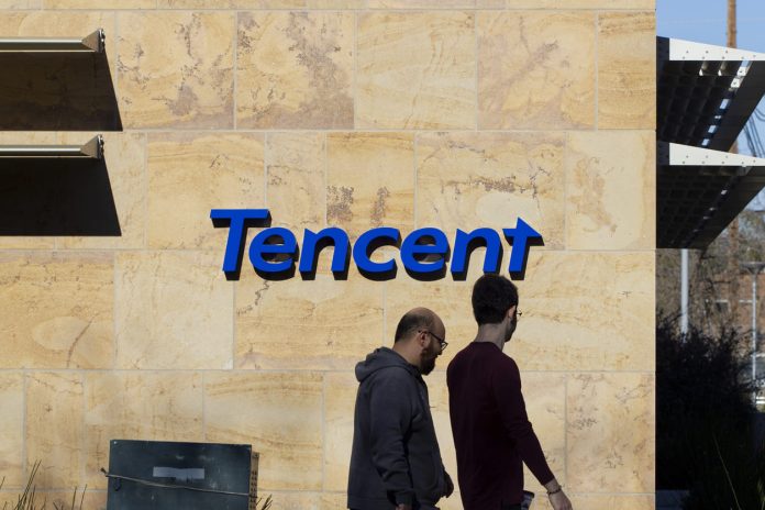 Tencent logo uz ēkas